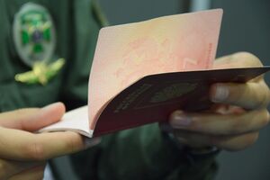 Двум гражданам РФ запретили въезд в Украину на три года