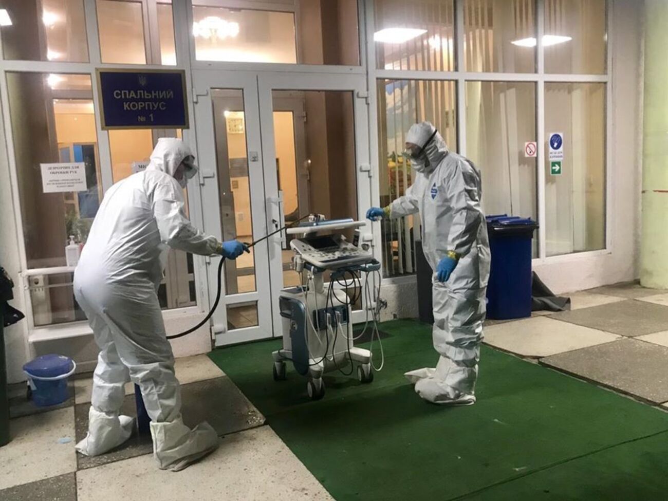 Медики провели огляд пацієнтки в "Нових Санжарах"
