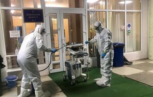 Медики провели огляд пацієнтки в "Нових Санжарах"