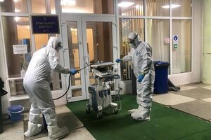 Медики провели огляд пацієнтки в "Нових Санжарах"