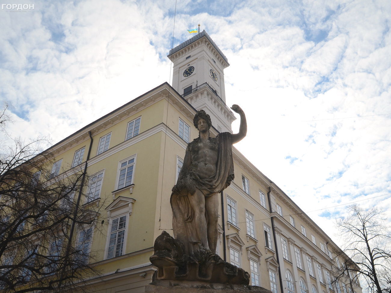 Бійка сталася поруч із будівлею Львівської міськради. Що стало її причиною, у поліції не уточнили