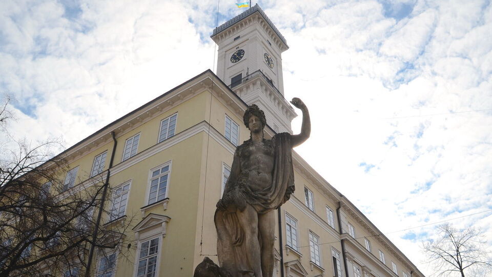 Бійка сталася поруч із будівлею Львівської міськради. Що стало її причиною, у поліції не уточнили