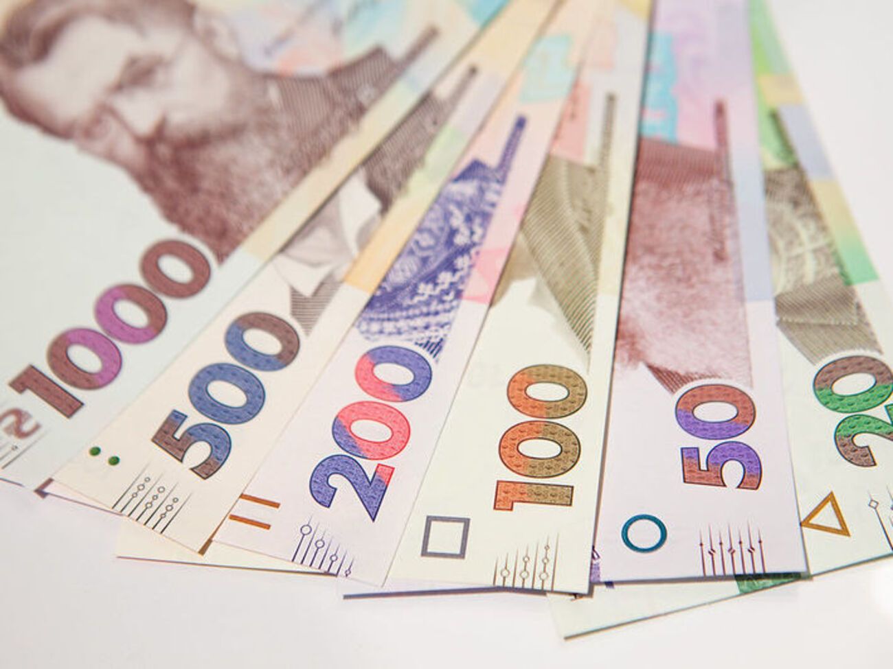 НБУ установил курс валют на 24 февраля