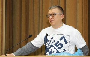 Каждому президенту удобно иметь дело с олигархами. Они мягкие и безотказные. Однако нежные олигархические объятия – не просто так