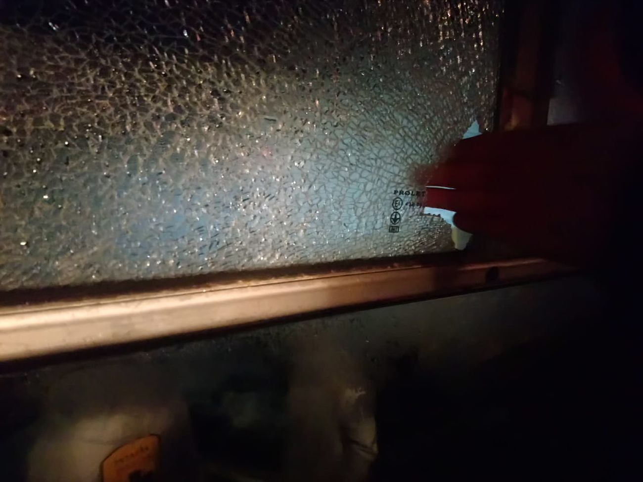 Поселення евакуйованих із Китаю в медцентрі у Нових Санжарах супроводжували протести. В автобусах із прибулими розбили вікна