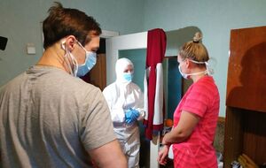 Скалецька для зустрічі з людьми вдягнула костюм біологічного захисту