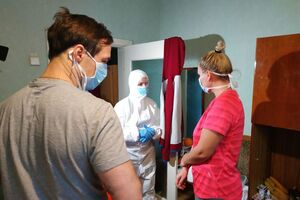 Скалецька для зустрічі з людьми вдягнула костюм біологічного захисту