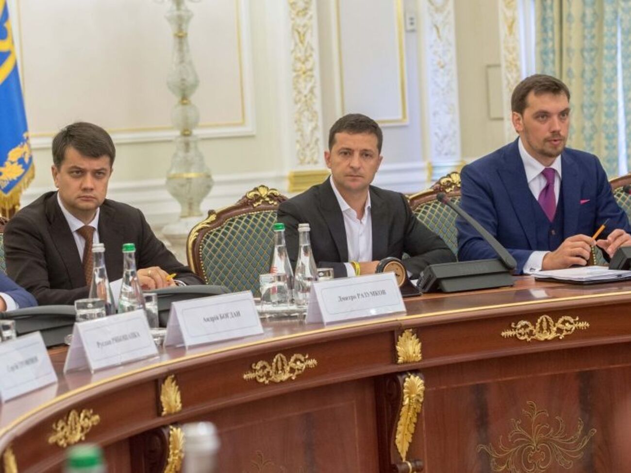 Верховна Рада, яку очолює Дмитро Разумков, президент України Володимир Зеленський і уряд Олексія Гончарука втрачають довіру українців