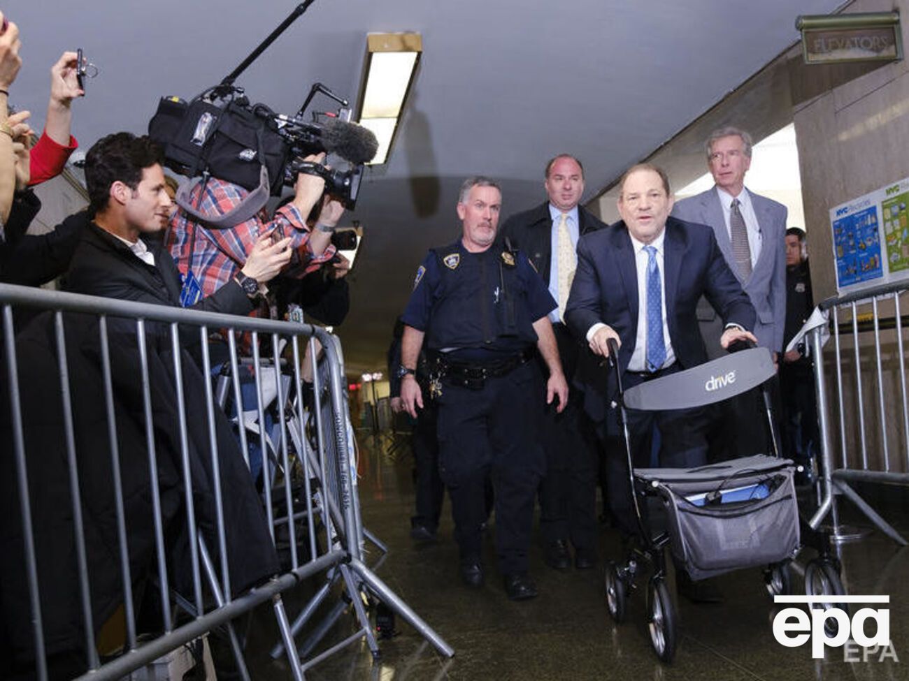 67-летний Вайнштейн&nbsp;пришел в суд, опираясь на ходунки