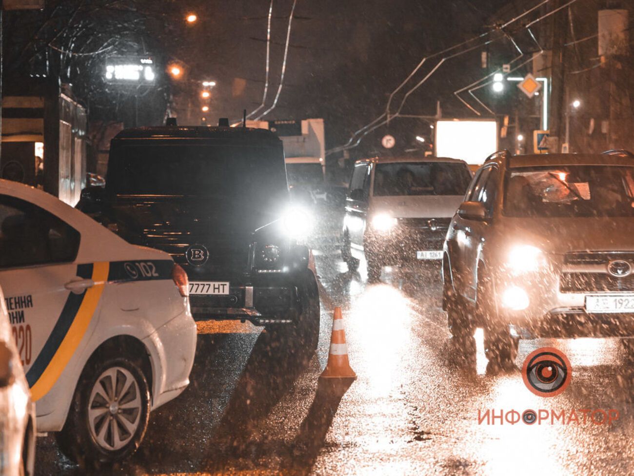По данным СМИ, перестрелка произошла после того, как полиция остановила два автомобиля Mercedes-Benz G-класса