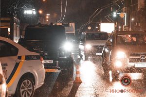 По данным СМИ, перестрелка произошла после того, как полиция остановила два автомобиля Mercedes-Benz G-класса