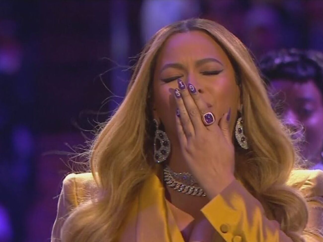 Бейонсе вышла на сцену&nbsp;в цветах команды&nbsp;"Лос-Анджелес Лейкерс", за которую играл Брайант