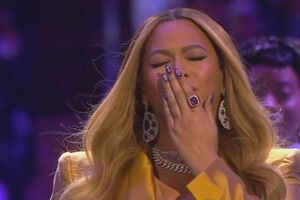 Бейонсе вышла на сцену в цветах команды "Лос-Анджелес Лейкерс", за которую играл Брайант