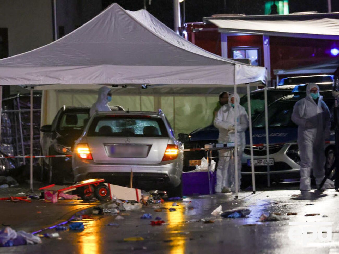 Mercedes врезался в участников шествия