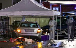 Mercedes врезался в участников шествия