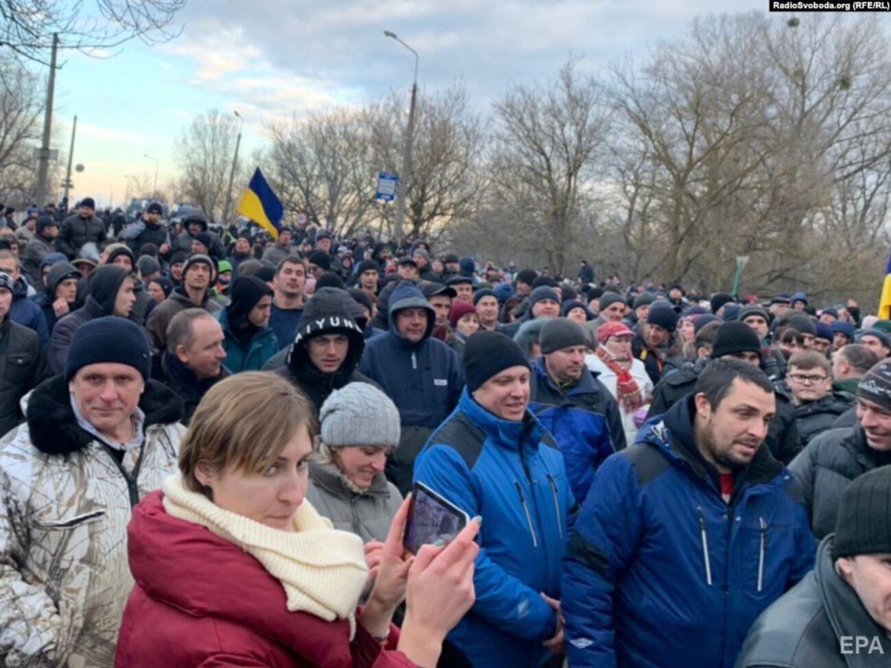 20 лютого у Нових Санжарах мітингували через прибуття автобусів з евакуйованими