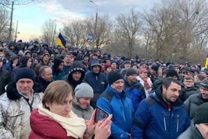 20 февраля в Новых Санжарах митинговали из-за прибытия автобусов с эвакуированными