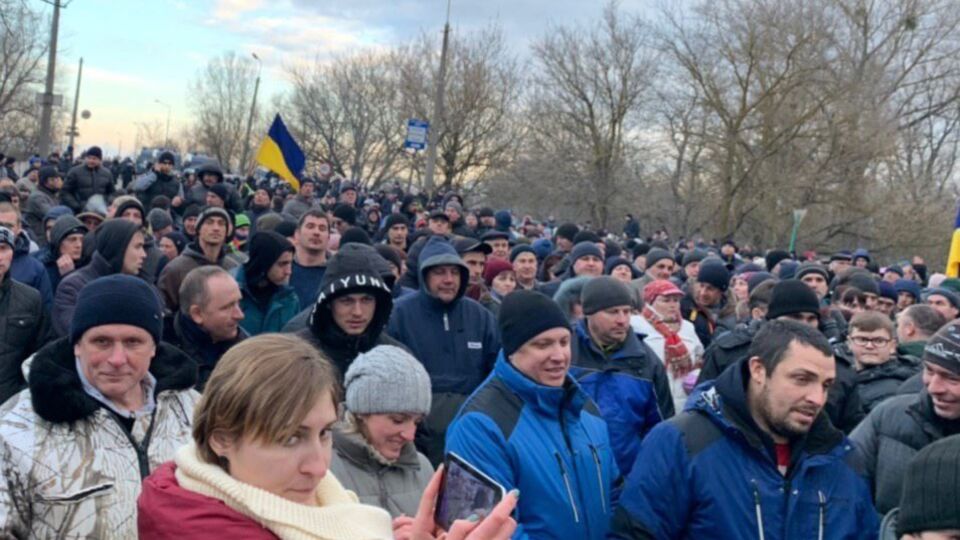 20 февраля в Новых Санжарах митинговали из-за прибытия автобусов с эвакуированными