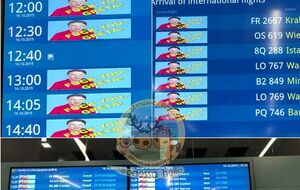 Изображение Тунберг и грубая фраза появились на табло одесского аэропорта в октябре