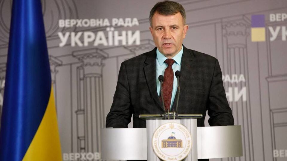 Гнатенко в течение 13 лет был мэром Дружковки Донецкой области, в 2019 году стал народным депутатом
