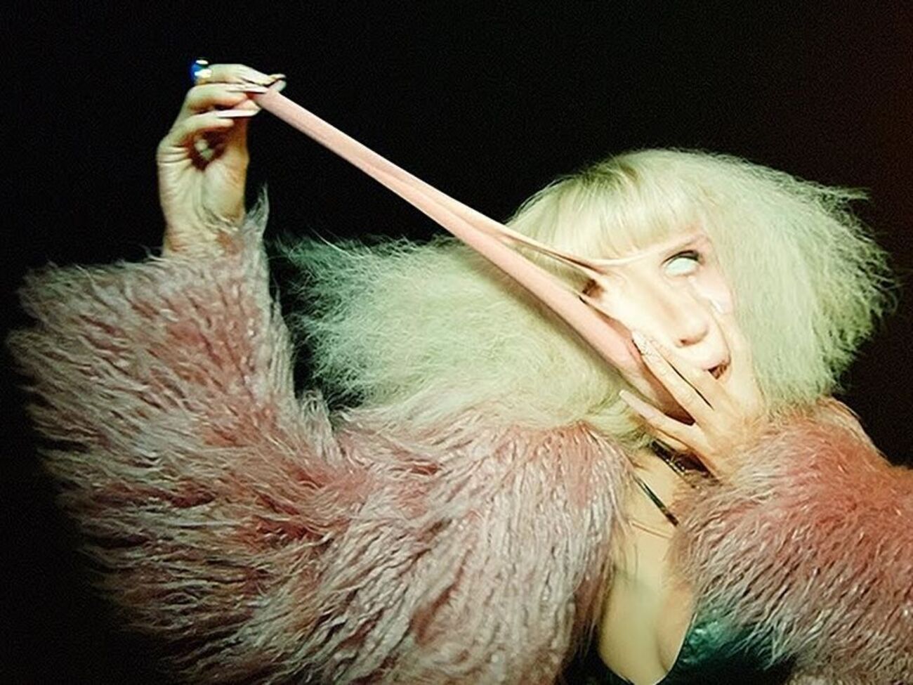 Loboda&nbsp;в ролике предстает в образе инопланетного монстра