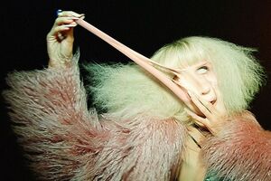 Loboda в ролике предстает в образе инопланетного монстра