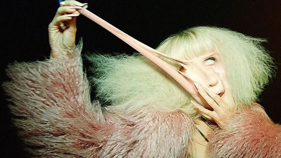 Loboda в ролике предстает в образе инопланетного монстра