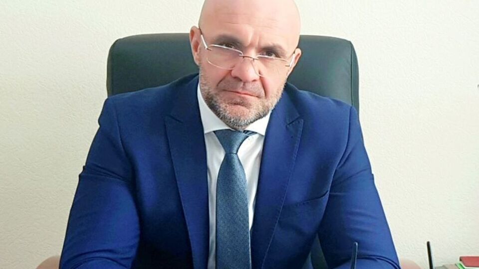 Адвокаты утверждают, что приостановление производства нарушает права Мангера