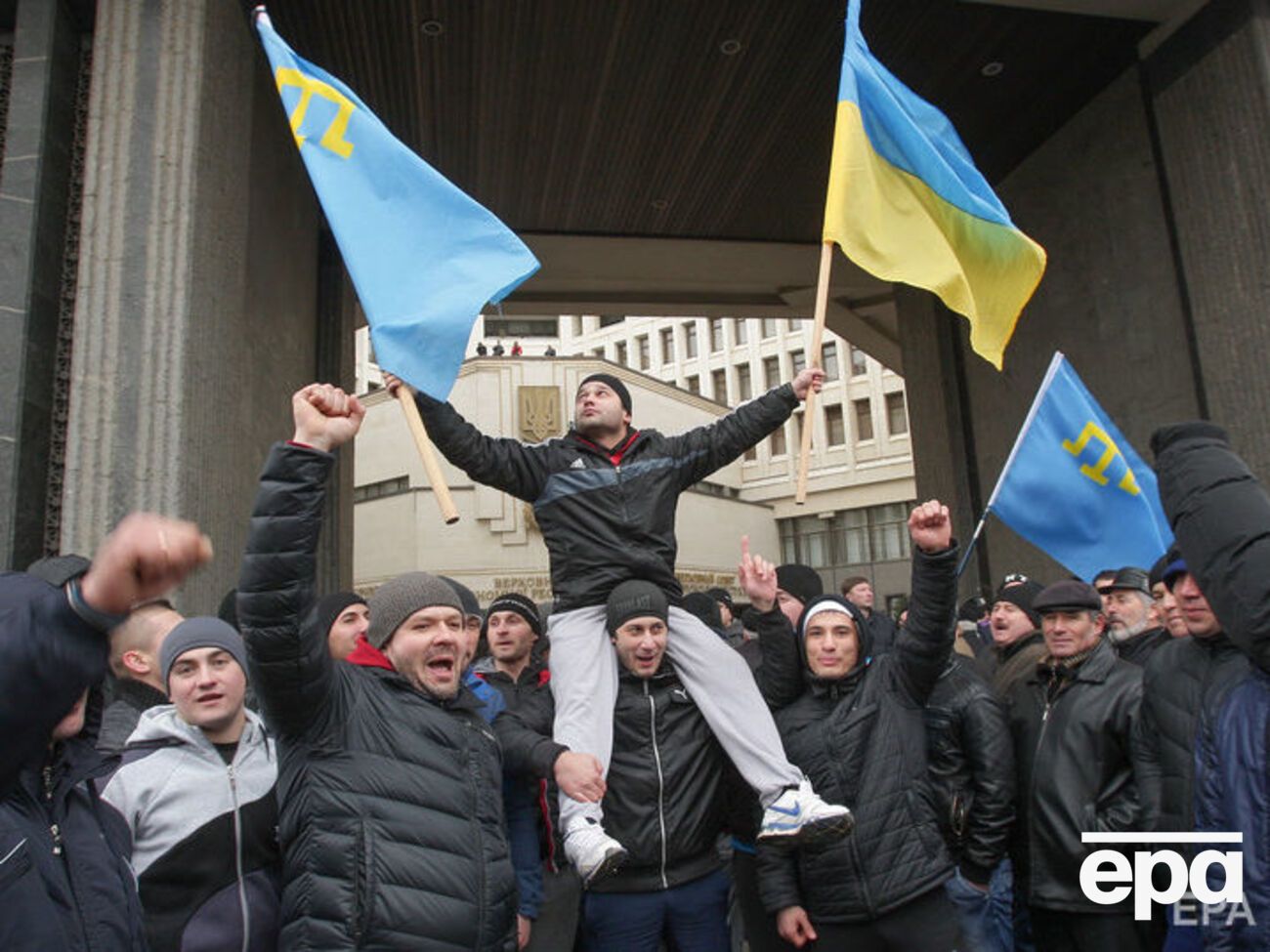 26 февраля 2014 года на проукраинский митинг в Симферополе вышло около 10 тыс. человек