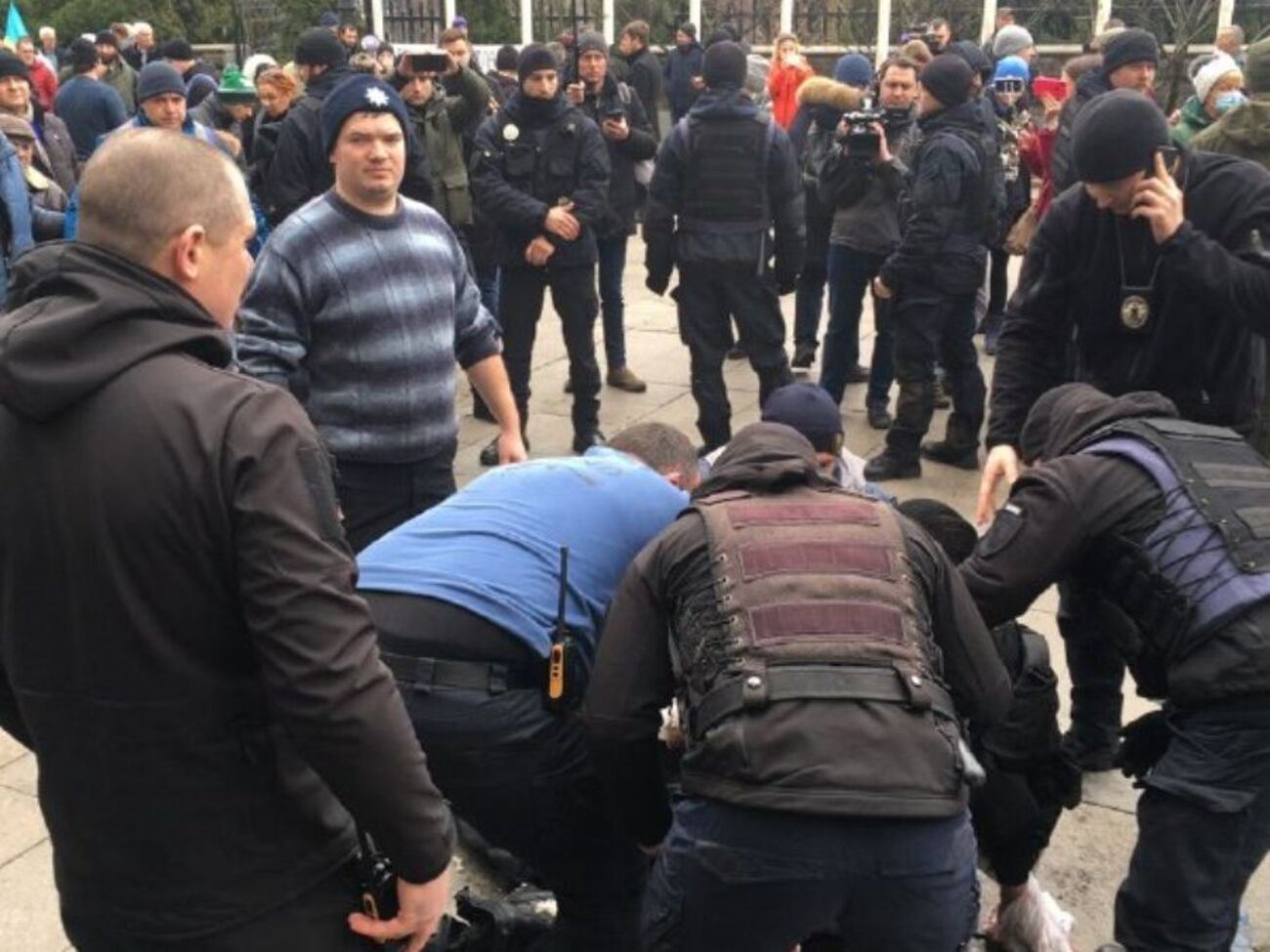 Потерпілому надали першу допомогу інші учасники протесту і правоохоронці