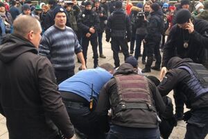 Пострадавшему оказали первую помощь другие участники протеста и правоохранители