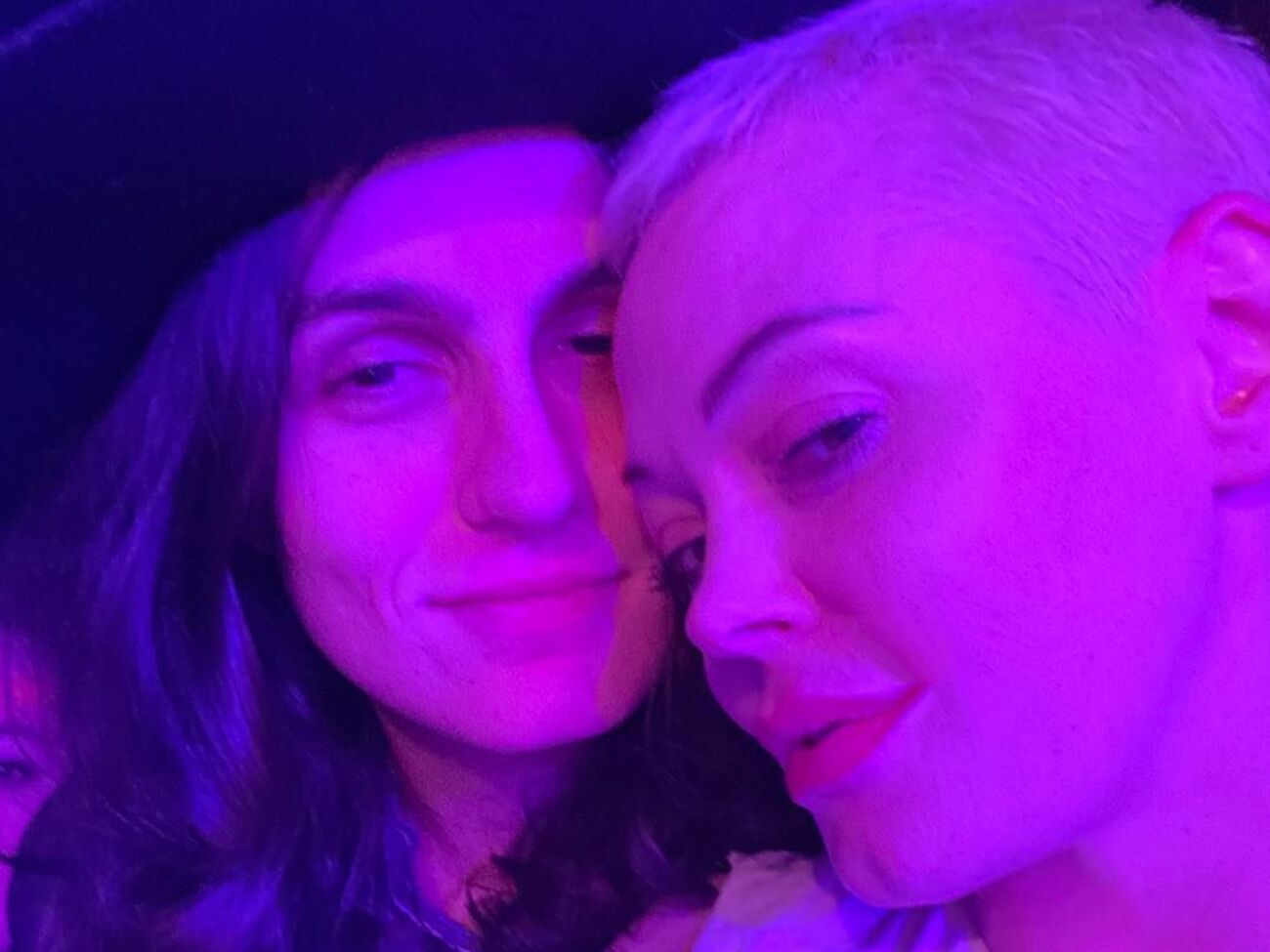 Макгоуэн (на фото справа): Она идентифицирует себя как лесбиянка, я же себя так не определяю