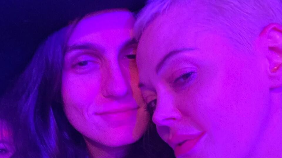 Макгоуэн (на фото справа): Она идентифицирует себя как лесбиянка, я же себя так не определяю