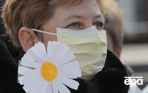 "Мы хотим работать в своей стране". В Киеве на протест вышло около 100 медиков. Фоторепортаж