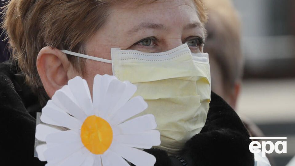 "Мы хотим работать в своей стране". В Киеве на протест вышло около 100 медиков. Фоторепортаж