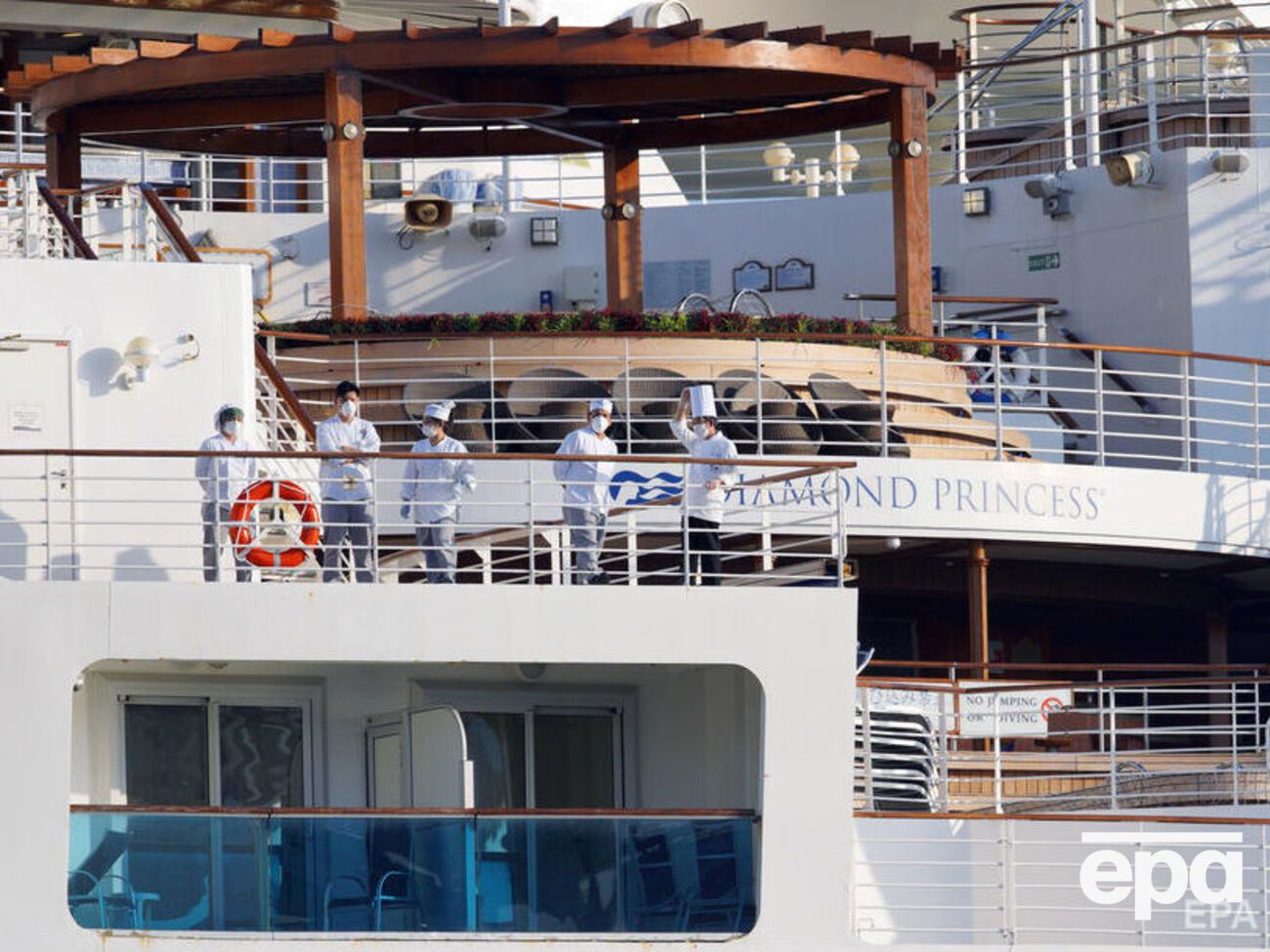 Почти 700 человек на корабле заразились коронавирусом