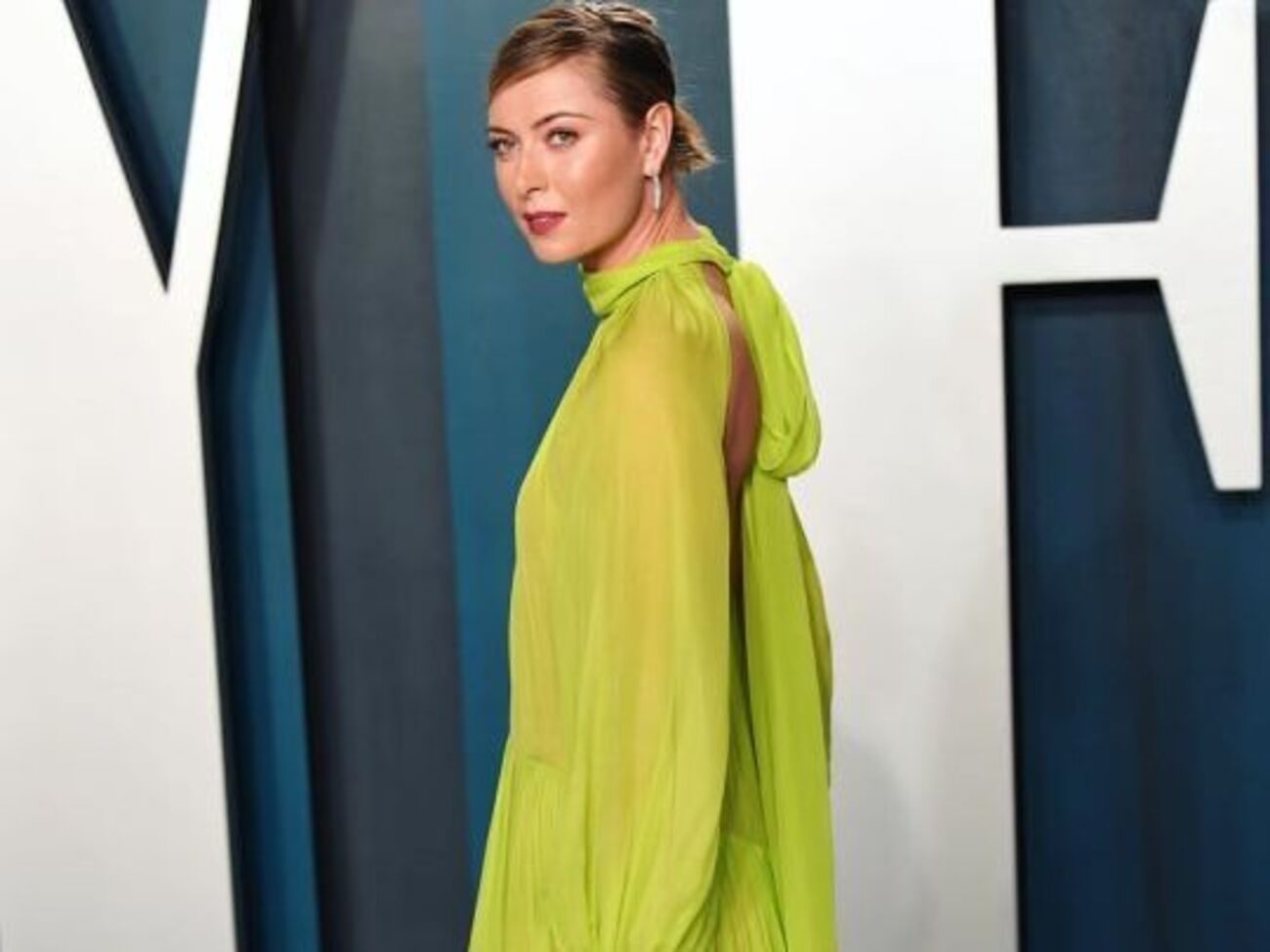 Для посещения церемонии вручения премии "Оскар" Шарапова выбрала платье свободного кроя