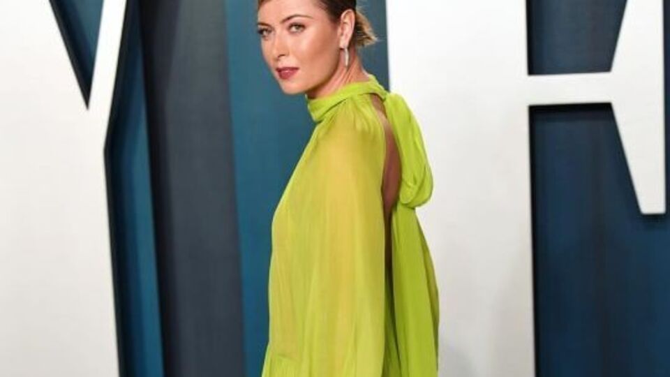 Для посещения церемонии вручения премии "Оскар" Шарапова выбрала платье свободного кроя