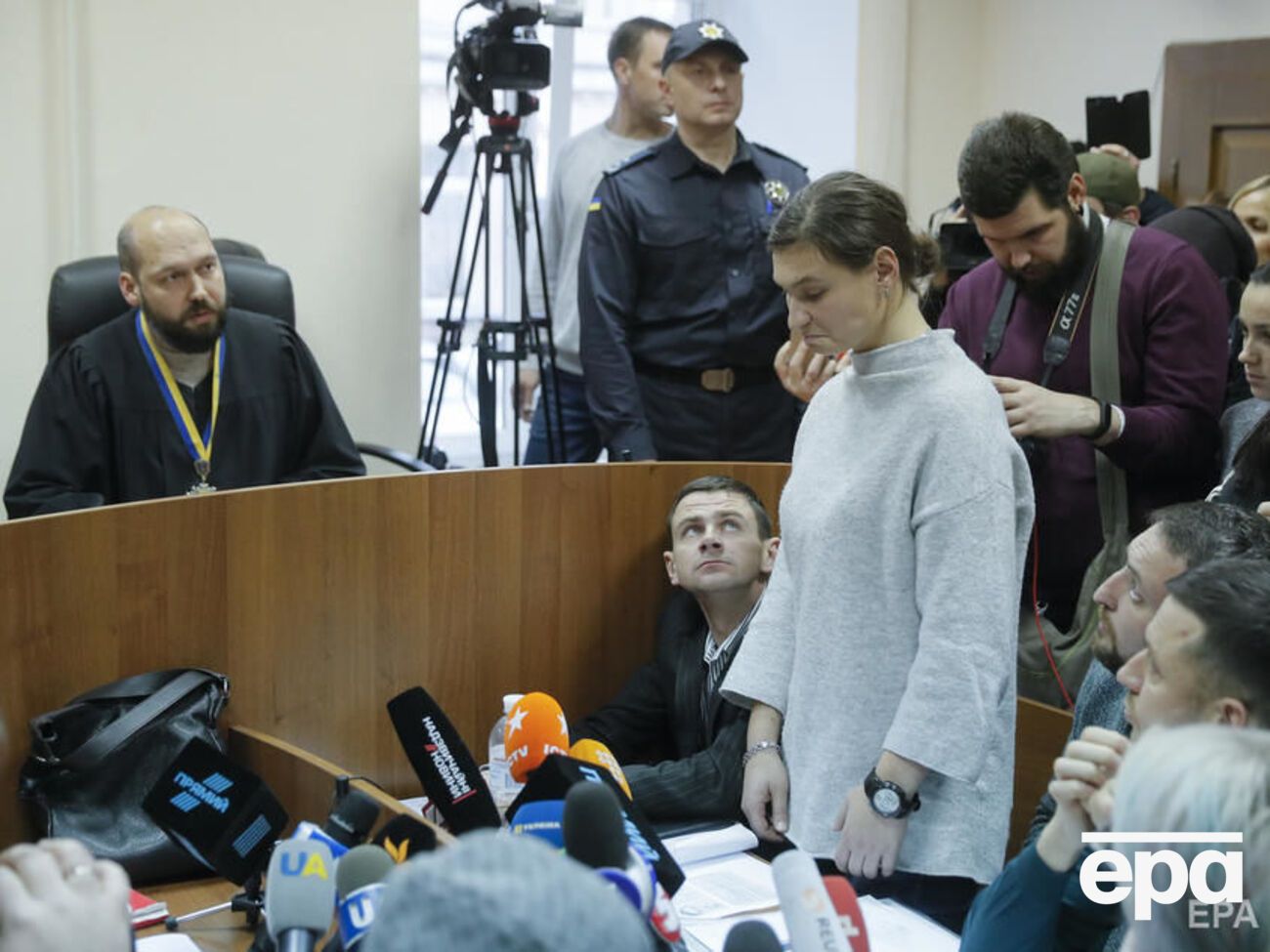 Дугарь (стоїть) відмовилася від почеркознавчої та судово-психіатричної експертизи