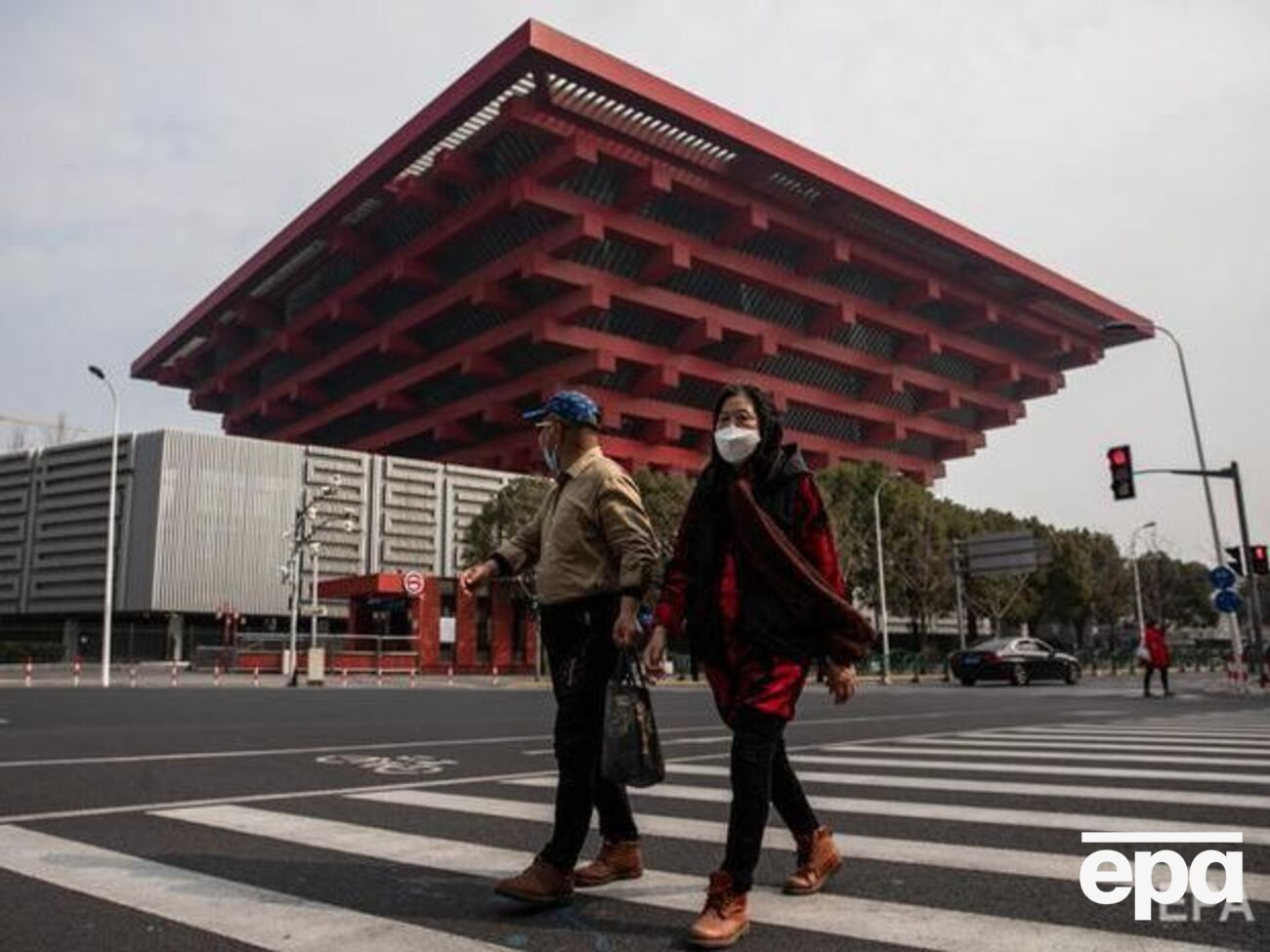 В течение суток на территории материкового Китая зафиксировали 433 новых случая заражения коронавирусом