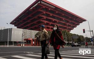 В течение суток на территории материкового Китая зафиксировали 433 новых случая заражения коронавирусом