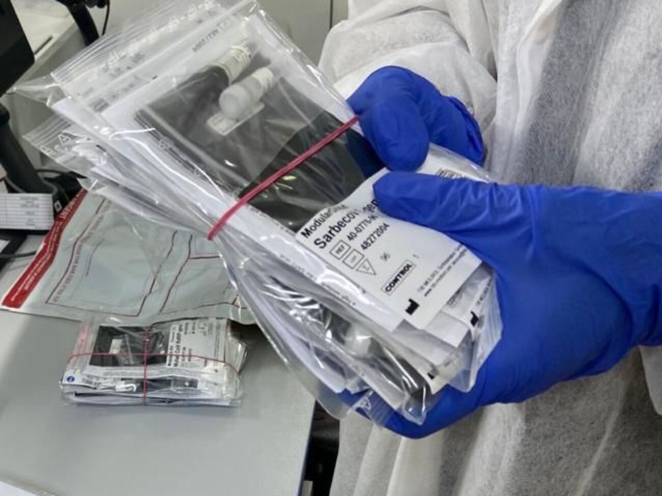 Образцы двух пациентов проверяют с помощью тест-систем на COVID-19