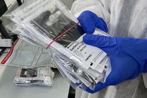 Образцы двух пациентов проверяют с помощью тест-систем на COVID-19