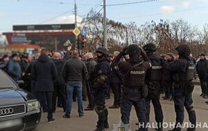 В столкновениях, по данным полиции, участвовали около 100 человек