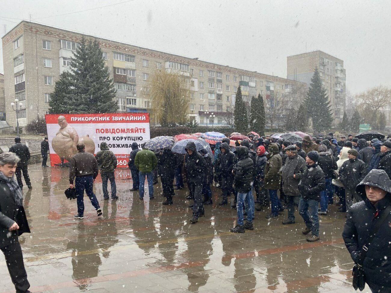Причиной столкновений стала попытка местных жителей попасть на заседание Жмеринского горсовета