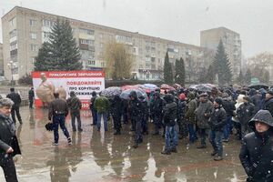 Причиною сутичок стала спроба місцевих жителів потрапити на засідання Жмеринської міськради