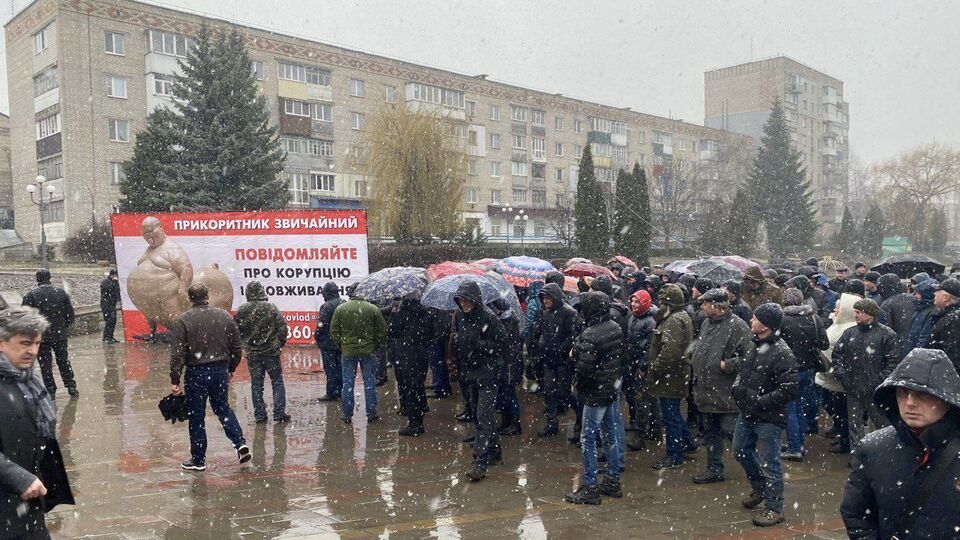 Причиной столкновений стала попытка местных жителей попасть на заседание Жмеринского горсовета