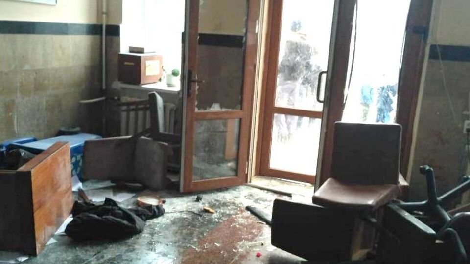 У будівлі мерії Жмеринки сталися сутички "нацдружинників" із поліцією