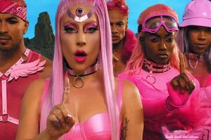 Леди Гага: Я хочу твоей глупой любви