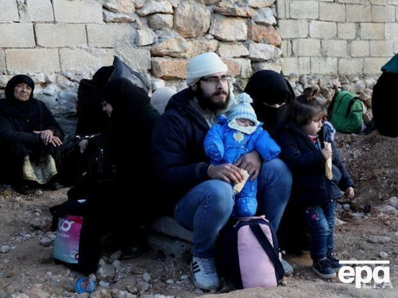 По данным СМИ, группы беженцев прибывают в западную турецкую провинцию Чанаккале в надежде на беспрепятственное пересечение Эгейского моря